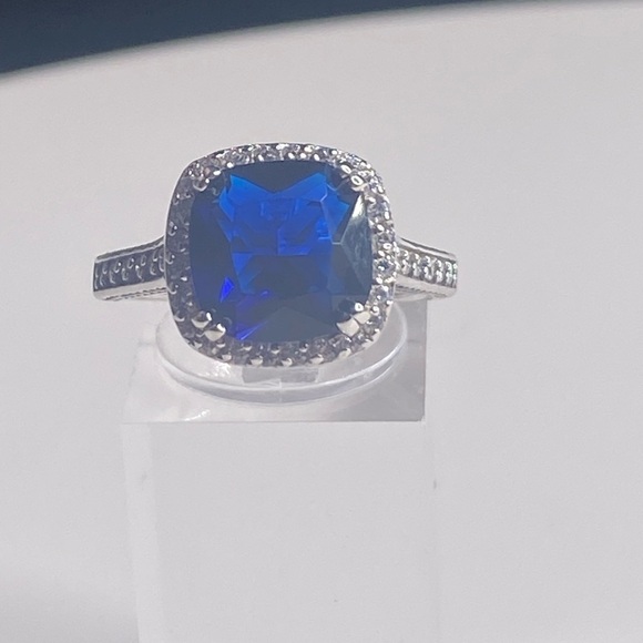 BLUE SAPPHIRE SIMULATED STONE IN STERLING SILVER & ANTIQUE STYLE SETTING (video) - Picture 4 of 6
